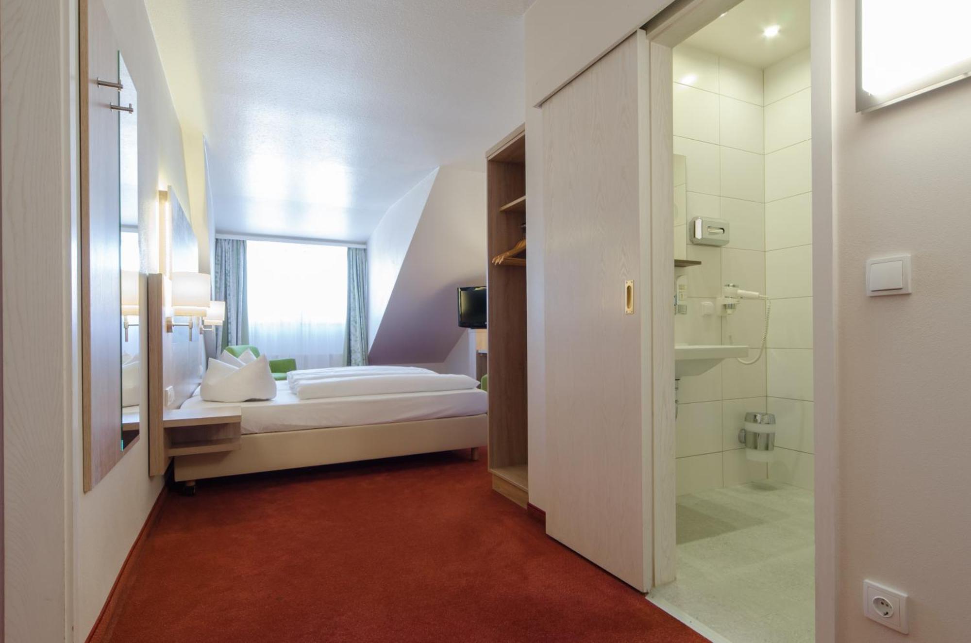 Standard Room Queen-Size Bed